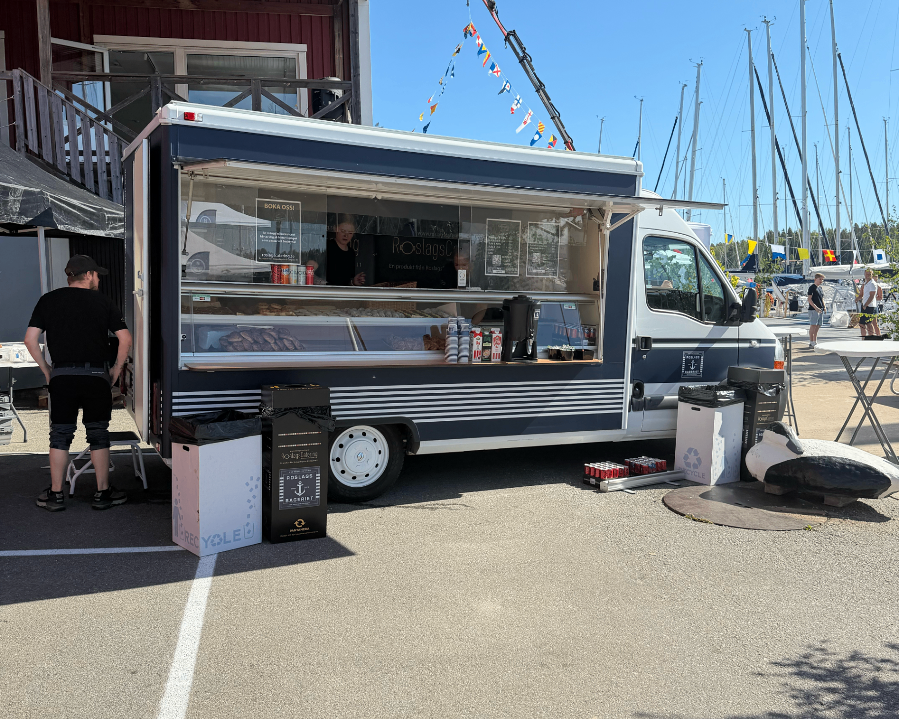 Roslagsbageriets food truck i hamnen med bröd, fika och kaffe